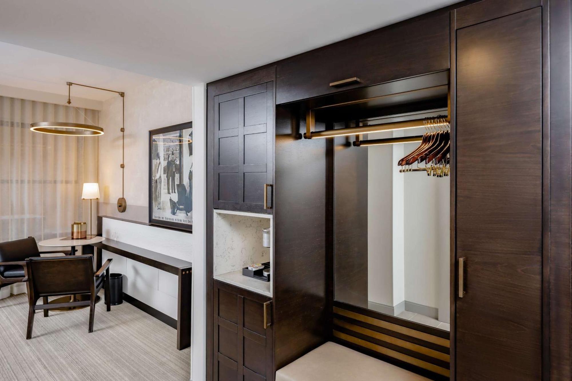 Hotel Fort Des Moines, Curio Collection By Hilton Exteriör bild
